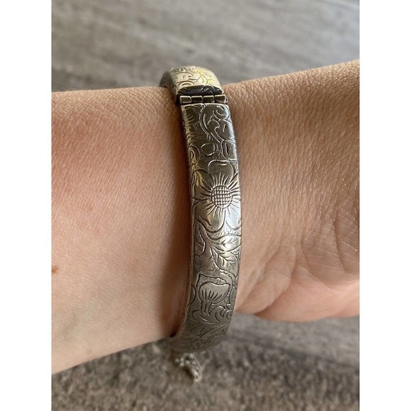 A beautiful vintage cuff bracelet with floral design features safety chain - Picture 12 of 12